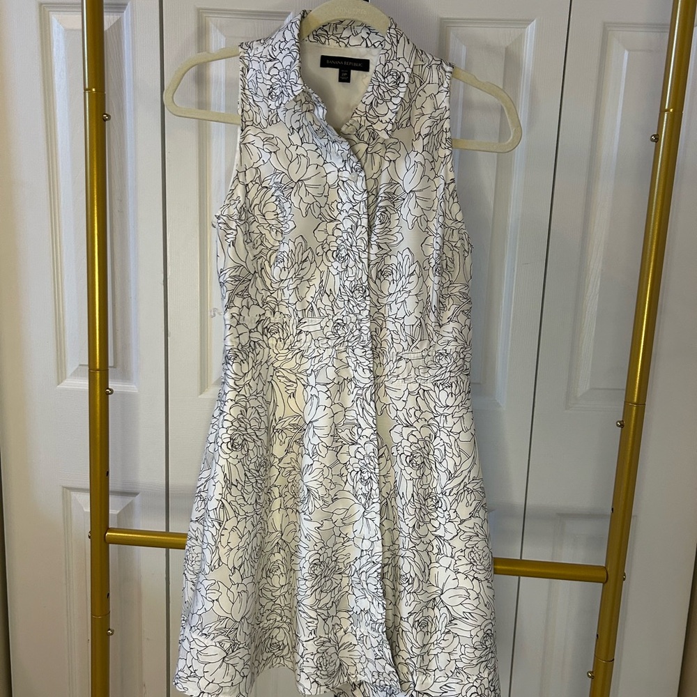 Floral Sleeveless Dress with Pockets!